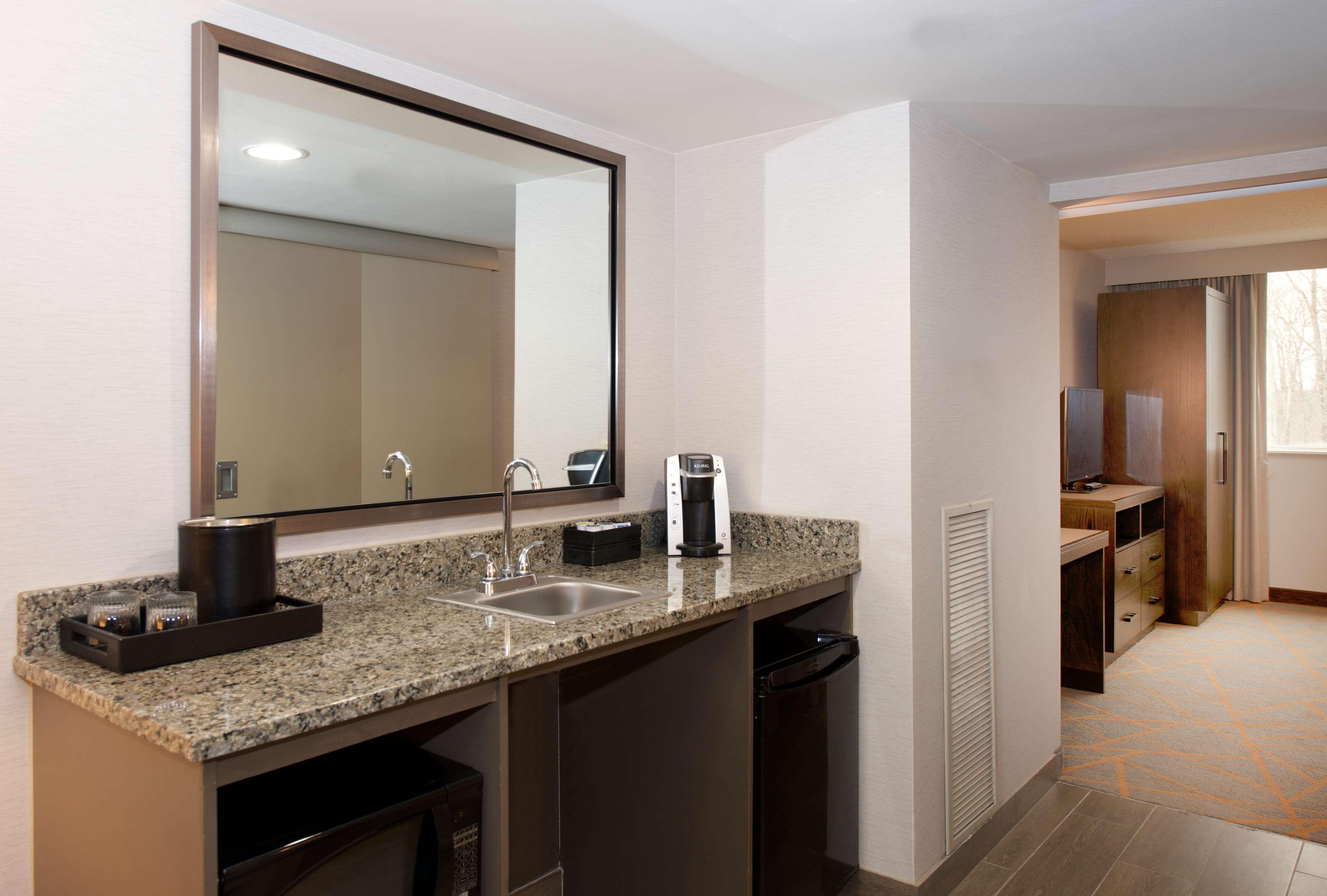 Hotel Embassy By Hilton Cincinnati Northeast -