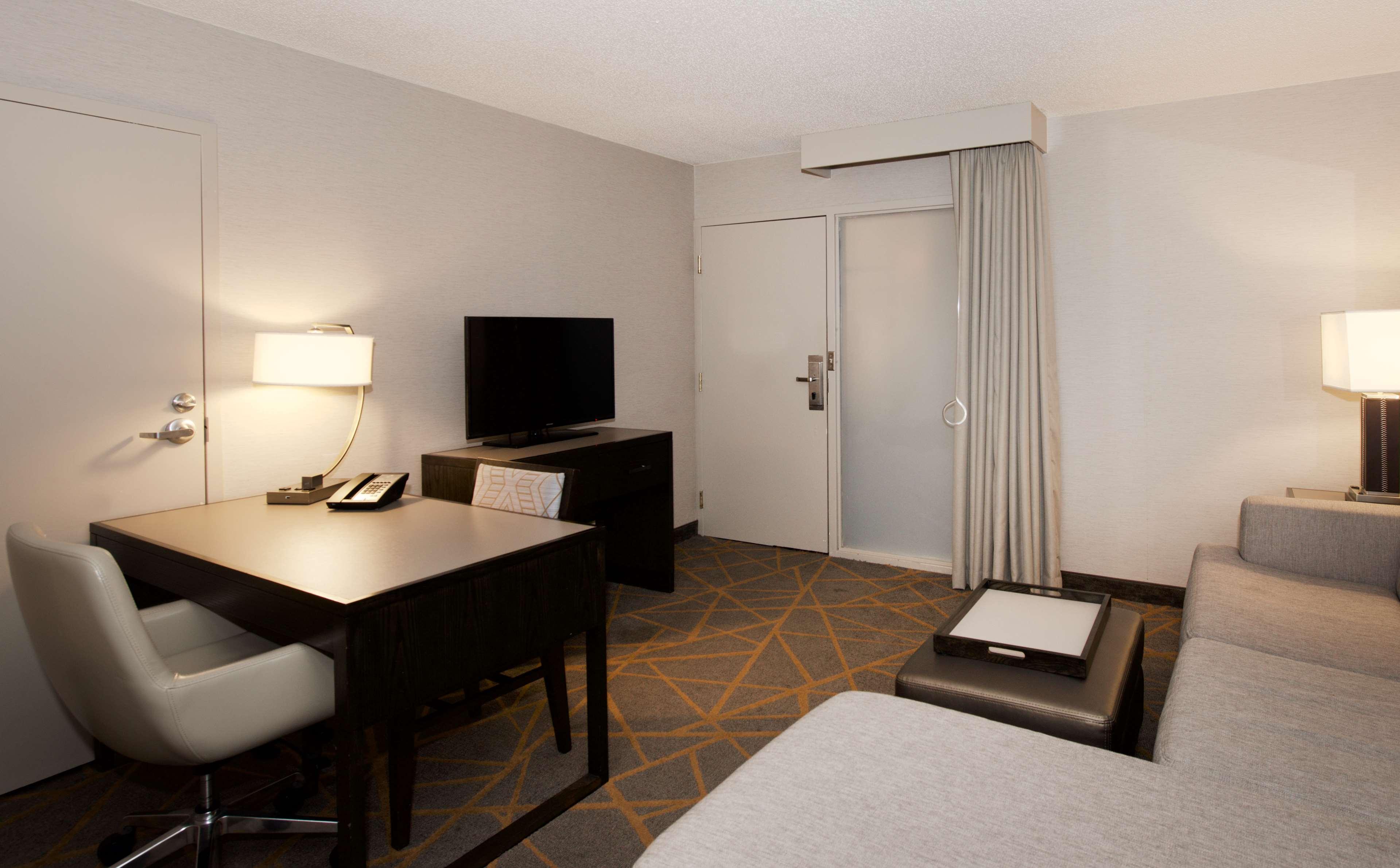 Hotel Embassy By Hilton Cincinnati Northeast -