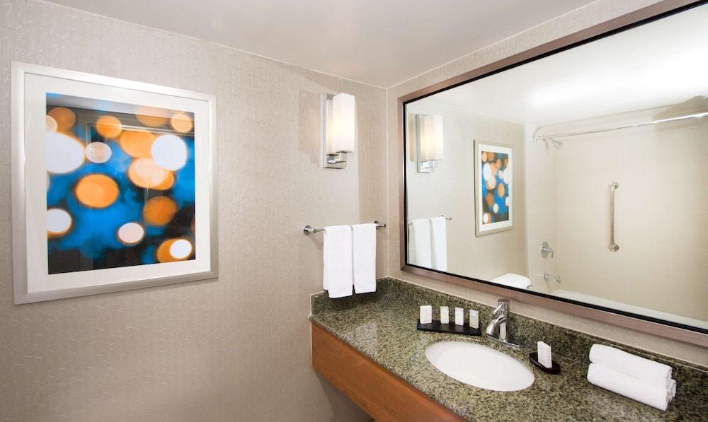 Hotel Embassy By Hilton Cincinnati Northeast - 4*
