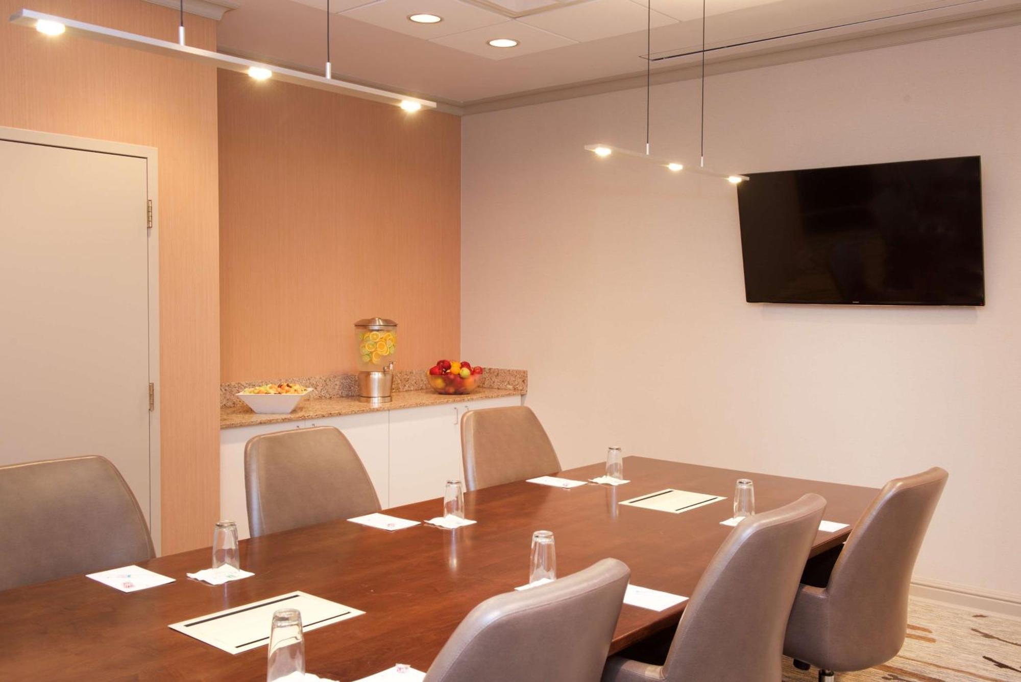 Embassy By Hilton Cincinnati Northeast - Hotel
