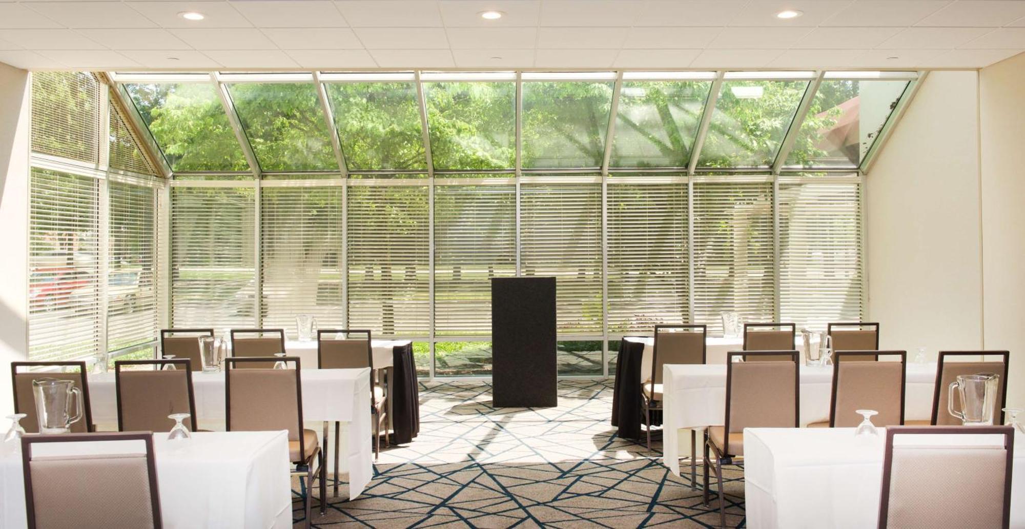 Hotel Embassy By Hilton Cincinnati Northeast - 4*
