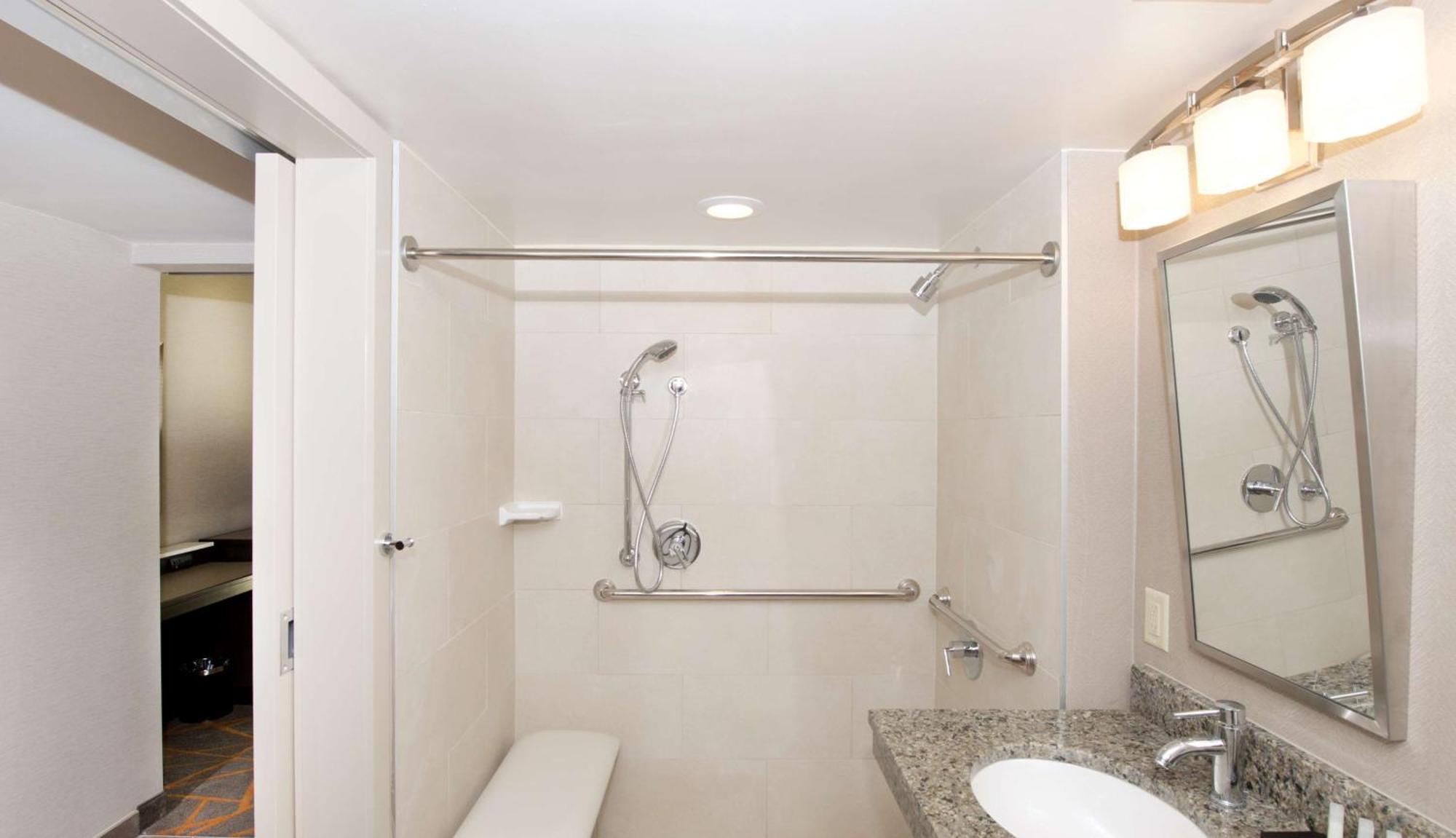 Hotel Embassy By Hilton Cincinnati Northeast - 4*