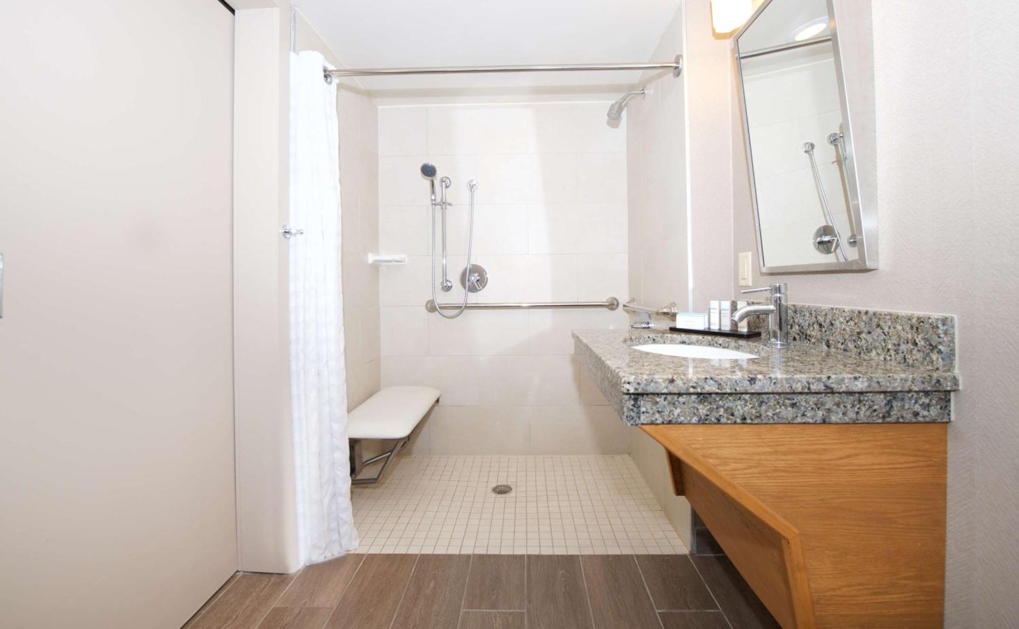 Embassy By Hilton Cincinnati Northeast - 4*