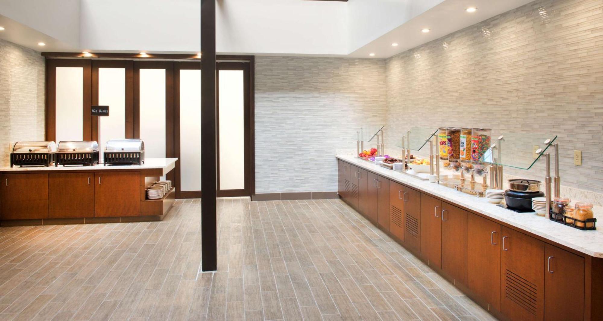 Hotel Embassy By Hilton Cincinnati Northeast -