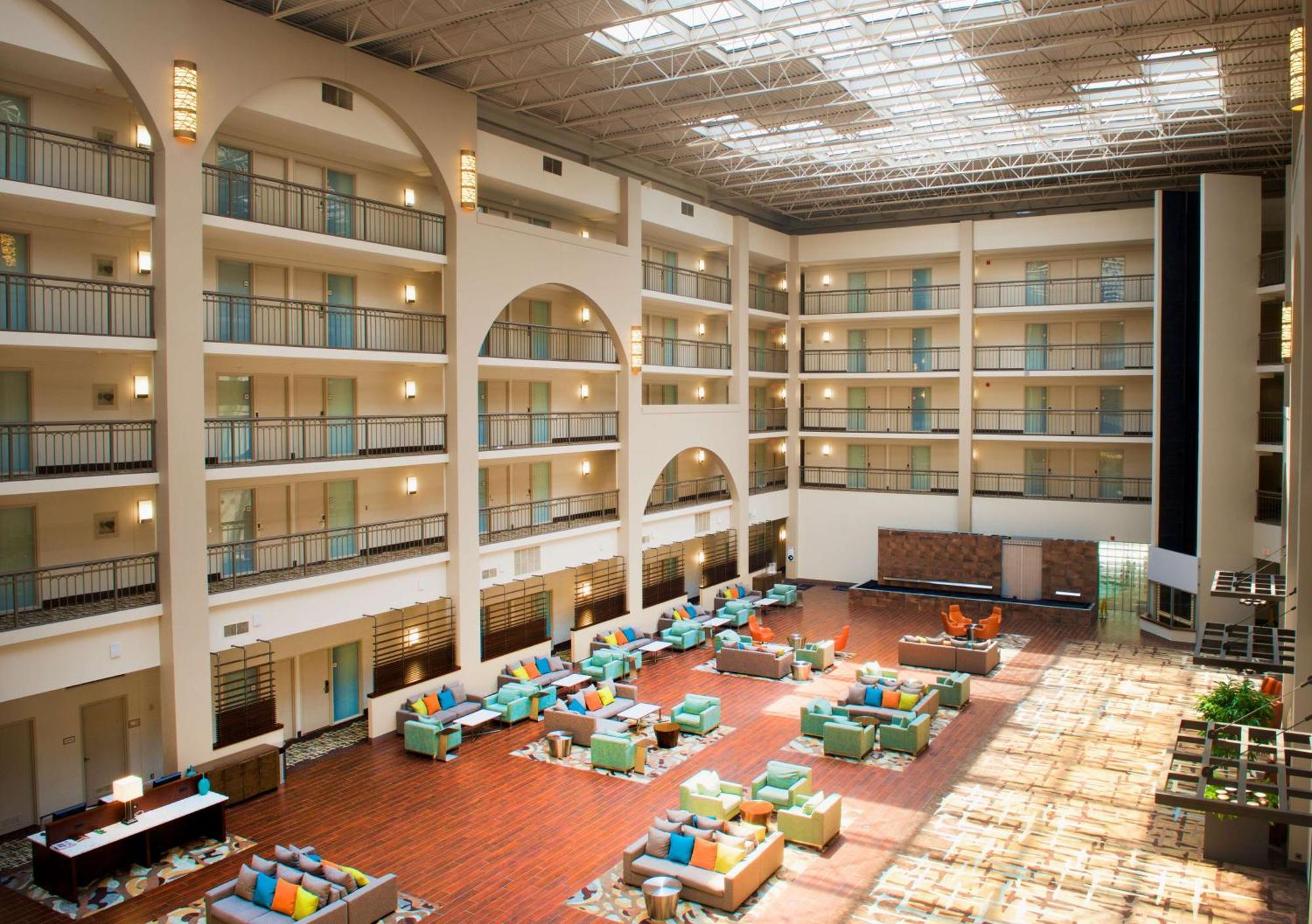 Hotel Embassy By Hilton Cincinnati Northeast -