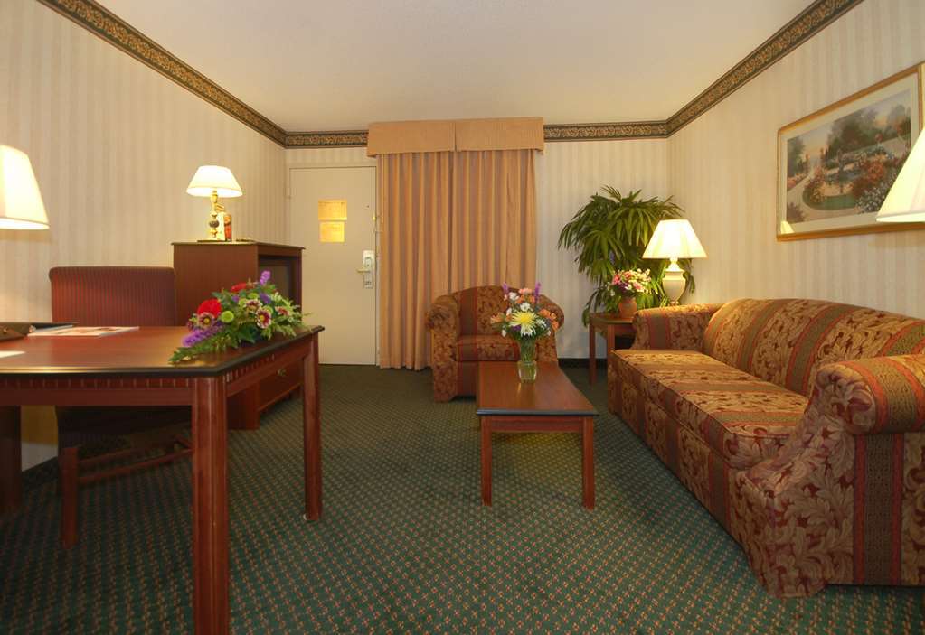 Embassy By Hilton Cincinnati Northeast - Hotel