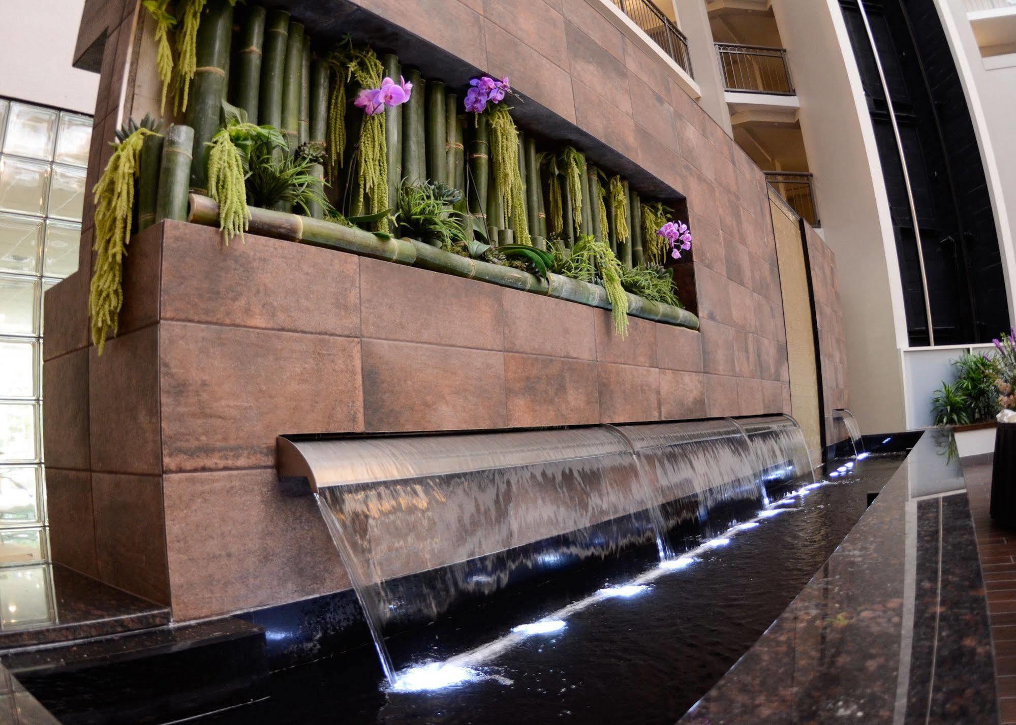 Hotel Embassy By Hilton Cincinnati Northeast -