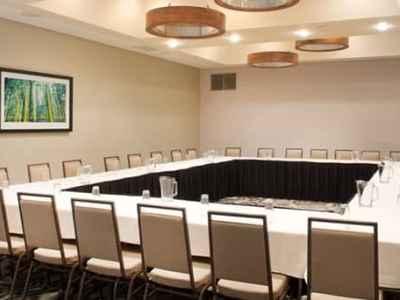 Embassy By Hilton Cincinnati Northeast - Hotel