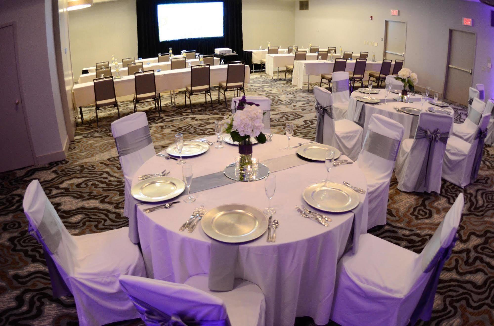Hotel Embassy By Hilton Cincinnati Northeast - 4*